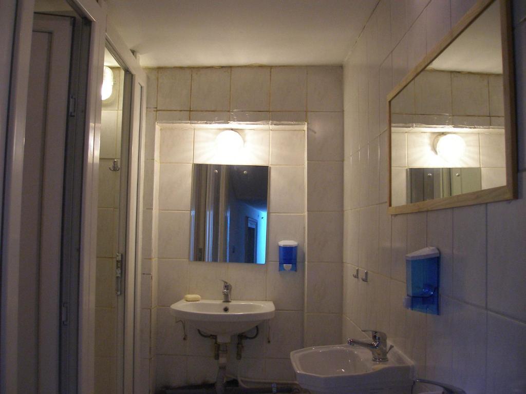 Kretan Hostel Bucarest Extérieur photo