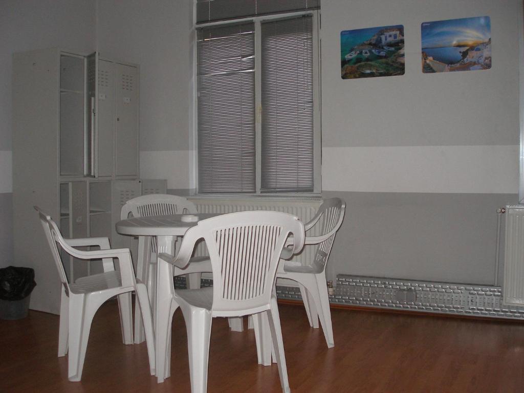 Kretan Hostel Bucarest Extérieur photo
