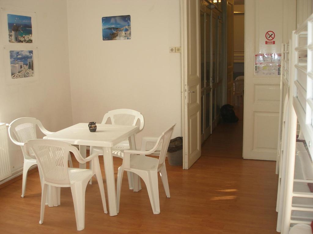 Kretan Hostel Bucarest Extérieur photo