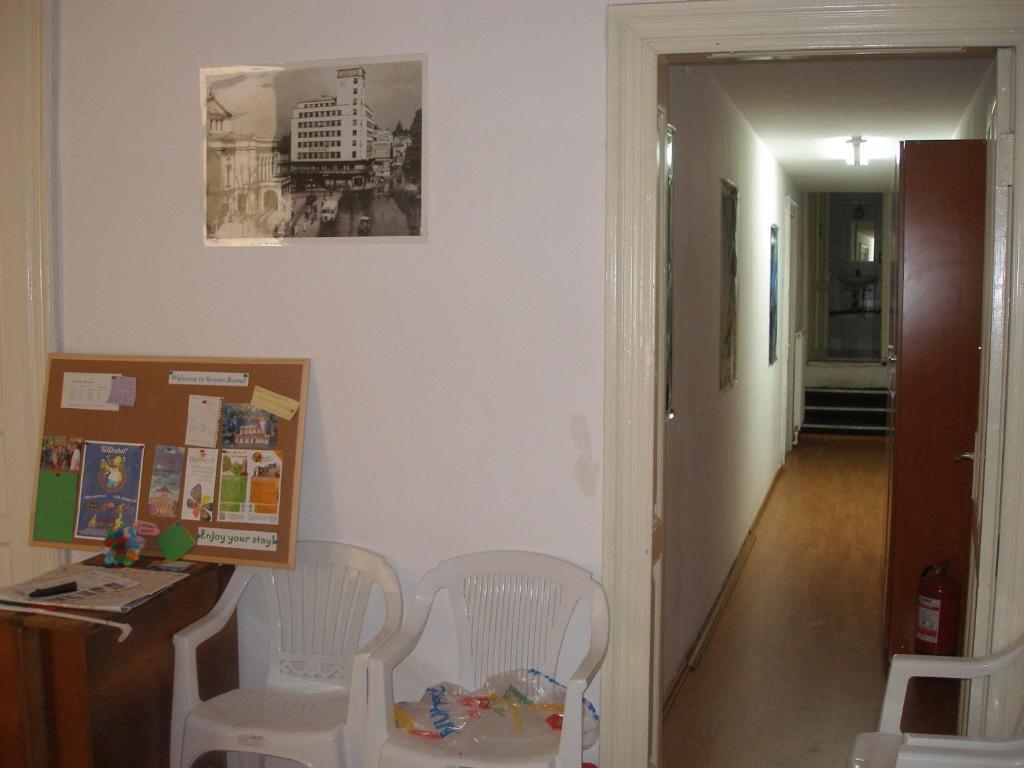 Kretan Hostel Bucarest Extérieur photo